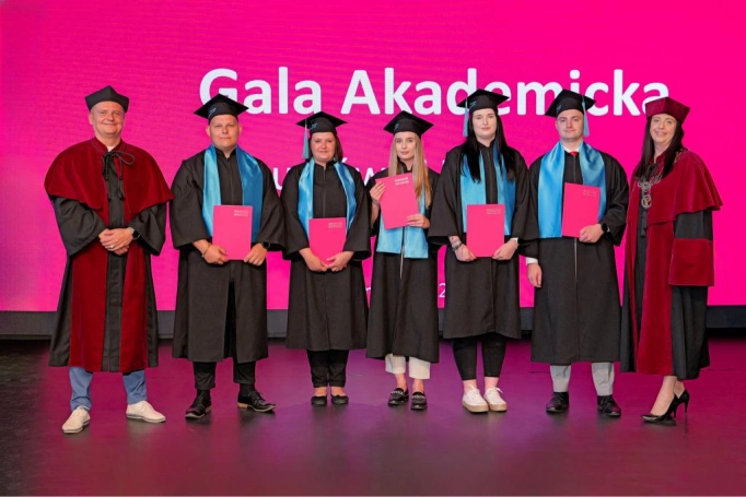 Zdjęcie nr 111 z galerii Gala Akademicka 2025 – święto Absolwentów Akademii WSB w Cieszynie