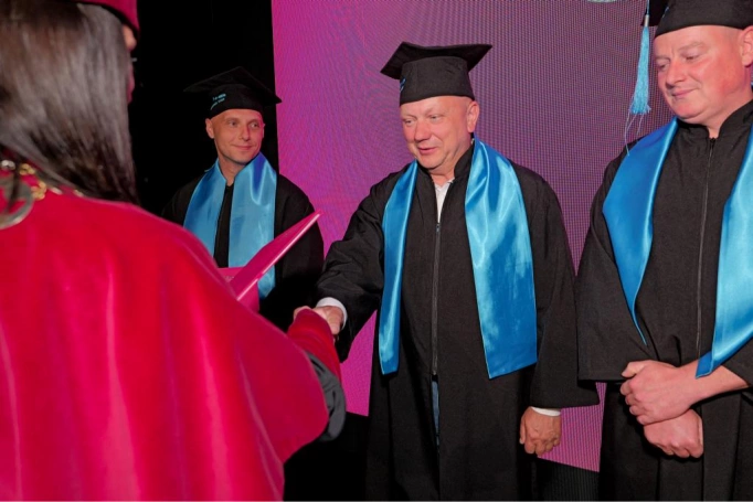 Zdjęcie nr 114 z galerii Gala Akademicka 2025 – święto Absolwentów Akademii WSB w Cieszynie