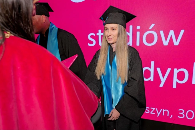 Zdjęcie nr 115 z galerii Gala Akademicka 2025 – święto Absolwentów Akademii WSB w Cieszynie