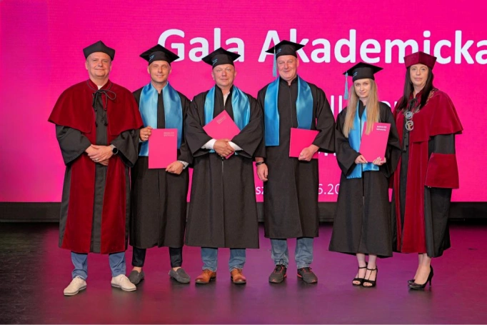 Zdjęcie nr 116 z galerii Gala Akademicka 2025 – święto Absolwentów Akademii WSB w Cieszynie