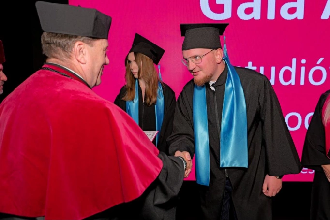 Zdjęcie nr 117 z galerii Gala Akademicka 2025 – święto Absolwentów Akademii WSB w Cieszynie