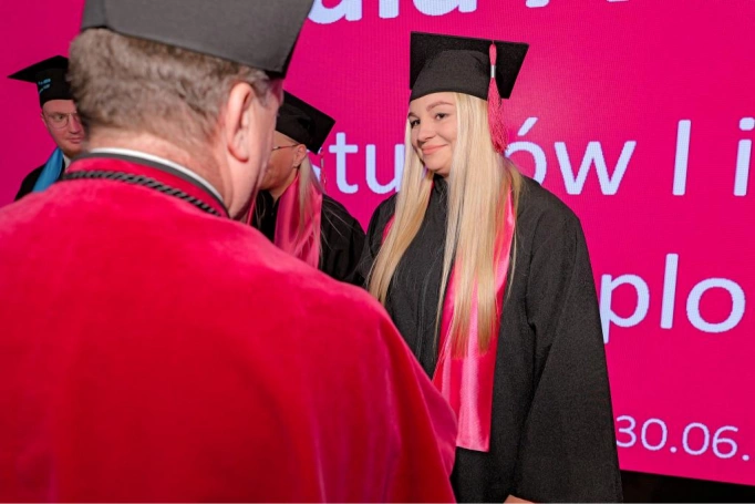 Zdjęcie nr 119 z galerii Gala Akademicka 2025 – święto Absolwentów Akademii WSB w Cieszynie