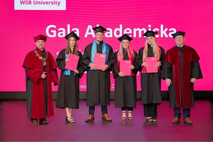 Zdjęcie nr 120 z galerii Gala Akademicka 2025 – święto Absolwentów Akademii WSB w Cieszynie