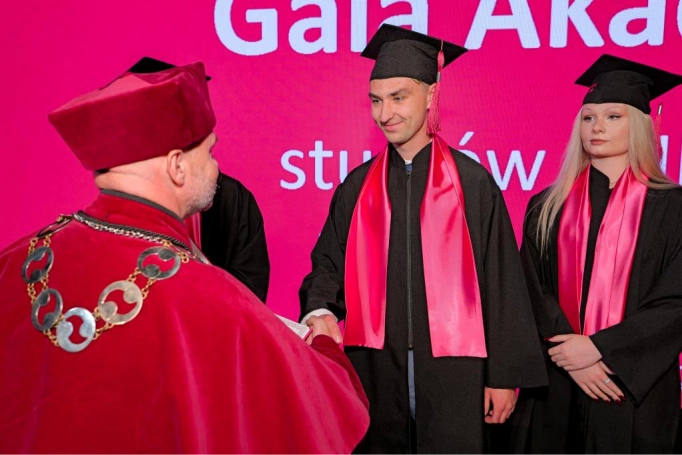 Zdjęcie nr 122 z galerii Gala Akademicka 2025 – święto Absolwentów Akademii WSB w Cieszynie