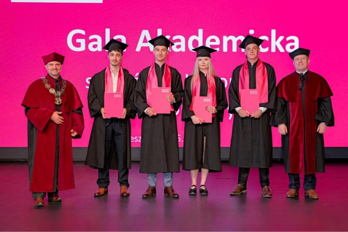 Zdjęcie nr 124 z galerii Gala Akademicka 2025 – święto Absolwentów Akademii WSB w Cieszynie