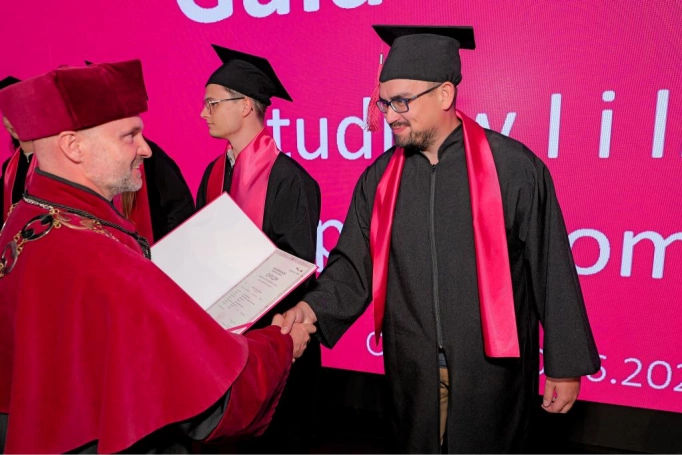 Zdjęcie nr 126 z galerii Gala Akademicka 2025 – święto Absolwentów Akademii WSB w Cieszynie