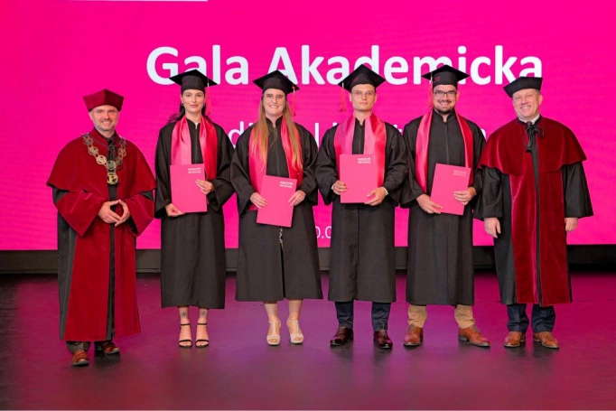 Zdjęcie nr 127 z galerii Gala Akademicka 2025 – święto Absolwentów Akademii WSB w Cieszynie