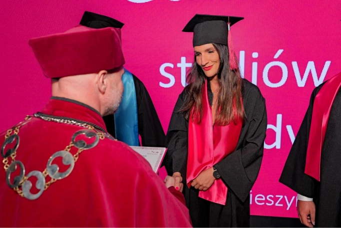 Zdjęcie nr 128 z galerii Gala Akademicka 2025 – święto Absolwentów Akademii WSB w Cieszynie