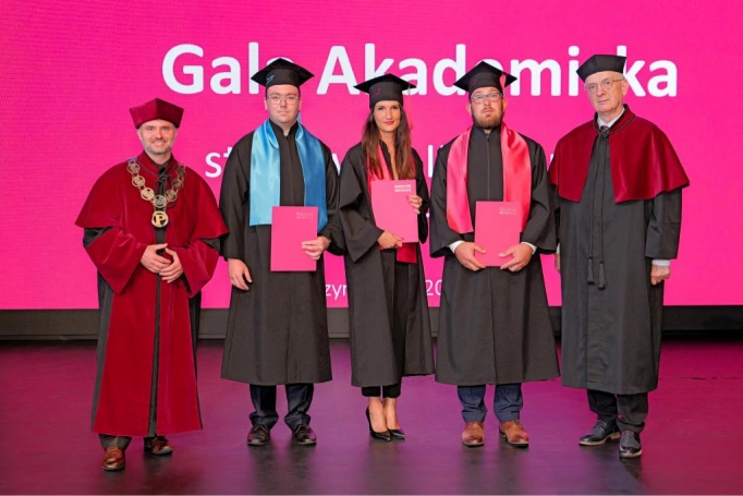 Zdjęcie nr 129 z galerii Gala Akademicka 2025 – święto Absolwentów Akademii WSB w Cieszynie