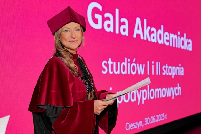 Zdjęcie nr 130 z galerii Gala Akademicka 2025 – święto Absolwentów Akademii WSB w Cieszynie