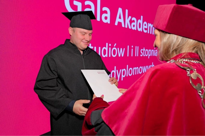 Zdjęcie nr 131 z galerii Gala Akademicka 2025 – święto Absolwentów Akademii WSB w Cieszynie