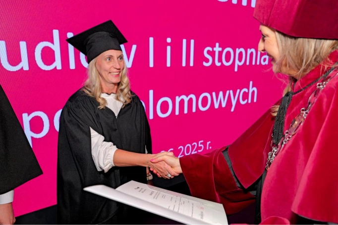 Zdjęcie nr 132 z galerii Gala Akademicka 2025 – święto Absolwentów Akademii WSB w Cieszynie