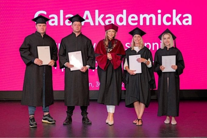 Zdjęcie nr 134 z galerii Gala Akademicka 2025 – święto Absolwentów Akademii WSB w Cieszynie