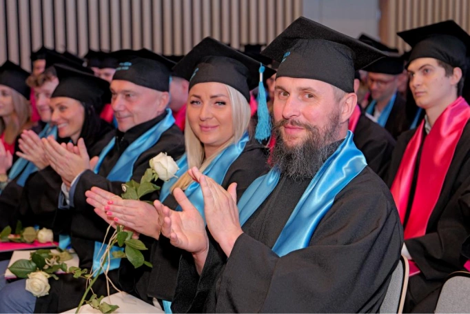 Zdjęcie nr 136 z galerii Gala Akademicka 2025 – święto Absolwentów Akademii WSB w Cieszynie
