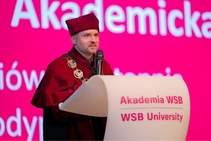 Zdjęcie nr 139 z galerii Gala Akademicka 2025 – święto Absolwentów Akademii WSB w Cieszynie