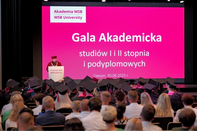 Zdjęcie nr 140 z galerii Gala Akademicka 2025 – święto Absolwentów Akademii WSB w Cieszynie