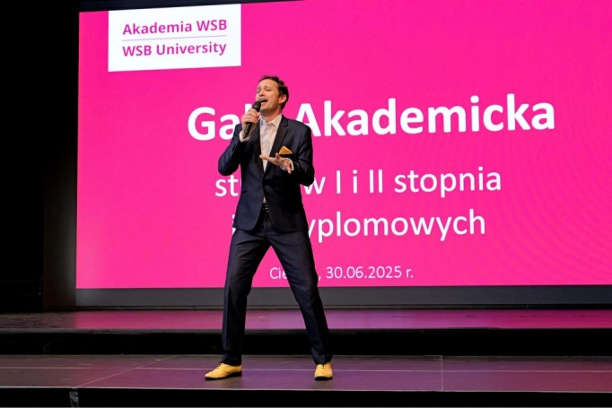 Zdjęcie nr 144 z galerii Gala Akademicka 2025 – święto Absolwentów Akademii WSB w Cieszynie
