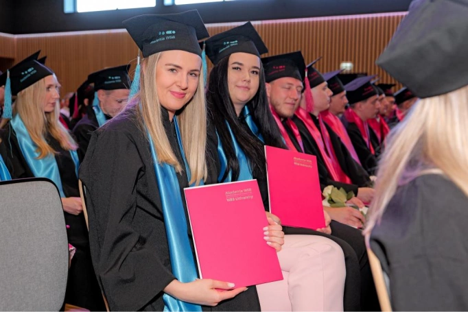 Zdjęcie nr 148 z galerii Gala Akademicka 2025 – święto Absolwentów Akademii WSB w Cieszynie