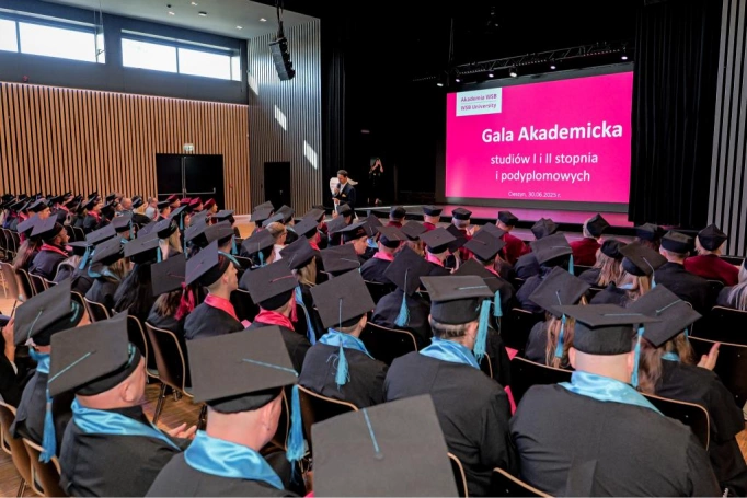 Zdjęcie nr 149 z galerii Gala Akademicka 2025 – święto Absolwentów Akademii WSB w Cieszynie