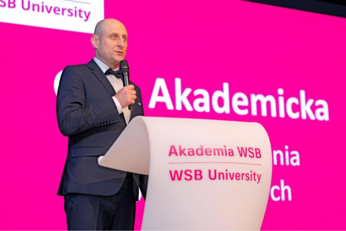 Zdjęcie nr 43 z galerii Gala Akademicka 2025 – święto Absolwentów Akademii WSB w Cieszynie