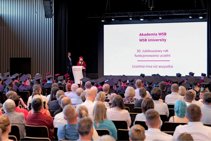 Zdjęcie nr 47 z galerii Gala Akademicka 2025 – święto Absolwentów Akademii WSB w Cieszynie