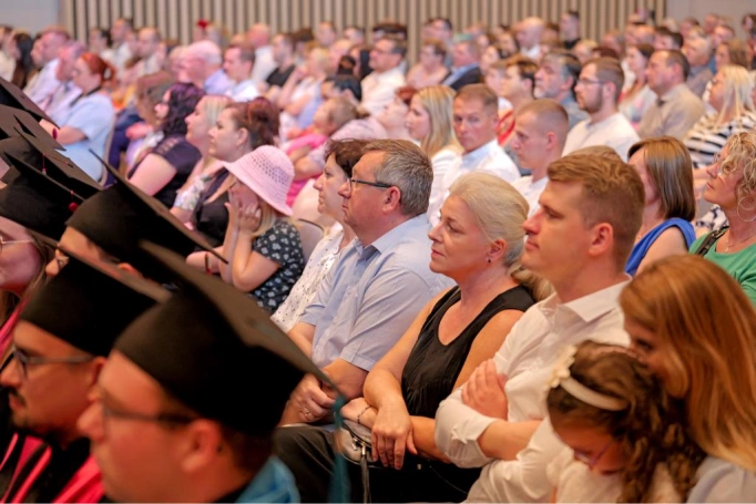 Zdjęcie nr 50 z galerii Gala Akademicka 2025 – święto Absolwentów Akademii WSB w Cieszynie