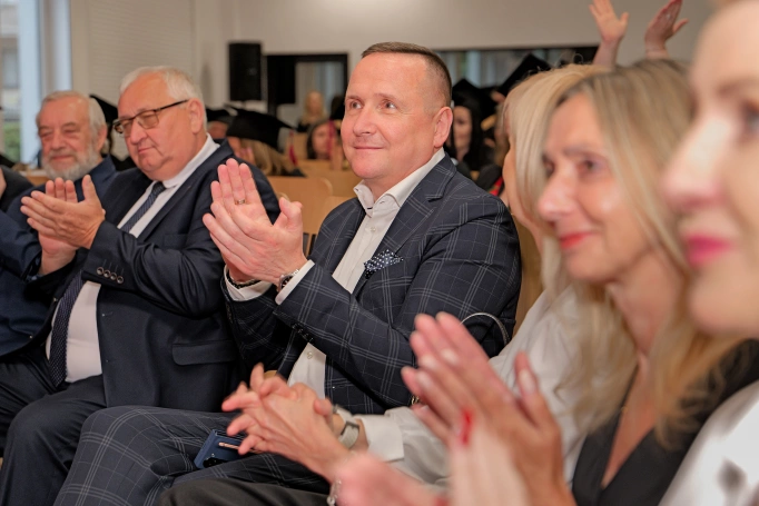 Zdjęcie nr 4 z galerii Uroczysta Gala Akademicka – święto Absolwentów studiów podyplomowych w Akademii WSB
