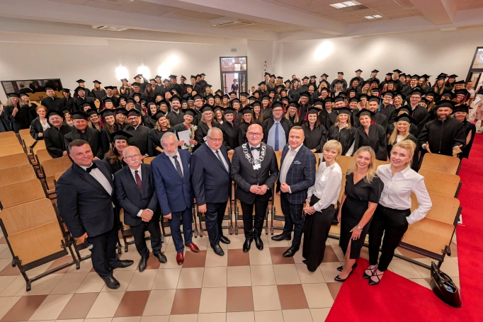 Zdjęcie nr 9 z galerii Uroczysta Gala Akademicka – święto Absolwentów studiów podyplomowych w Akademii WSB