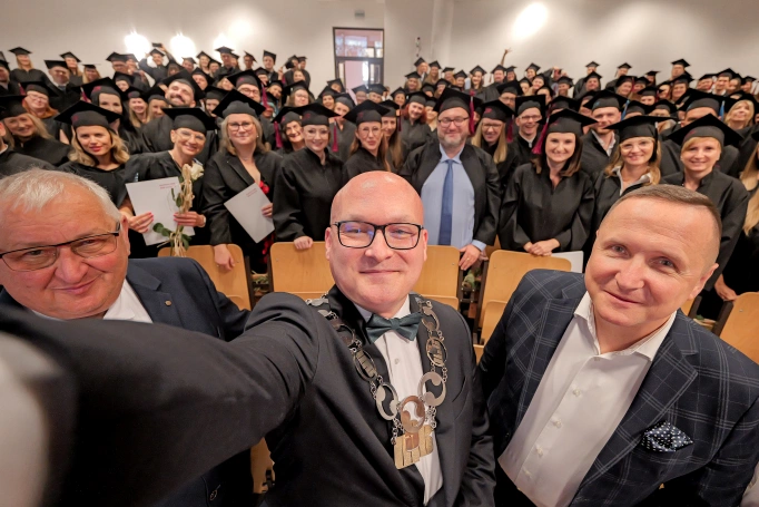 Zdjęcie nr 1 z galerii Uroczysta Gala Akademicka – święto Absolwentów studiów podyplomowych w Akademii WSB