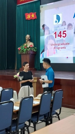 Zdjęcie nr 3 z galerii Reprezentacja Akademii WSB na jubileuszu Uniwersytetu w Danang