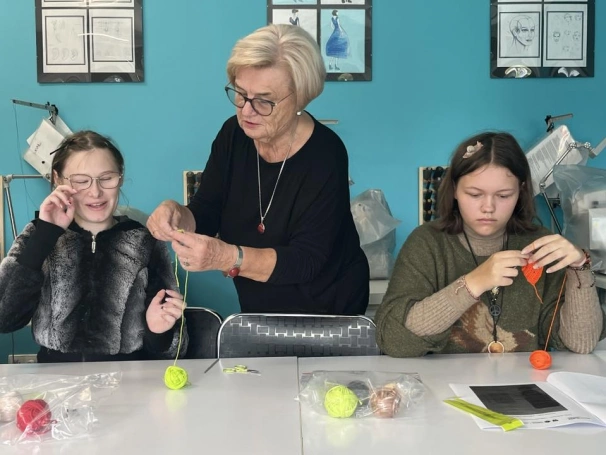 Zdjęcie nr 1 z galerii Galeria -  "Nitką i Serduchem" Projekt w ramach Inicjatyw Senioralnych Miasta Dąbrowa Górnicza