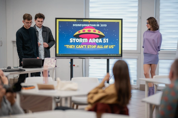Zdjęcie nr 2 z galerii Międzynarodowy projekt „Youth vs Fake News” w Akademii WSB - ogromny sukces!