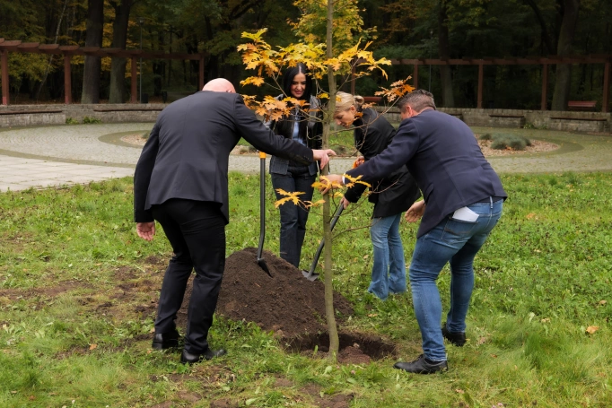 Zdjęcie nr 3 z galerii Sadzenie Dębu w Dąbrowie Górnicze