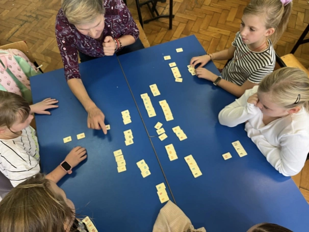 Zdjęcie nr 1 z galerii Rummikub łączy pokolenia – gra, która buduje mosty między ludźmi