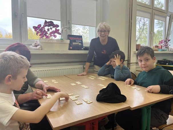 Zdjęcie nr 7 z galerii Rummikub łączy pokolenia – gra, która buduje mosty między ludźmi