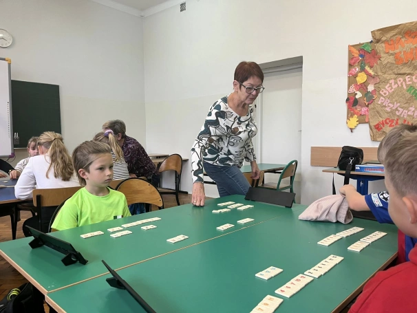 Zdjęcie nr 4 z galerii Rummikub łączy pokolenia – gra, która buduje mosty między ludźmi