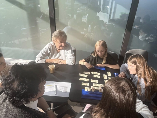 Zdjęcie nr 8 z galerii Rummikub łączy pokolenia – gra, która buduje mosty między ludźmi