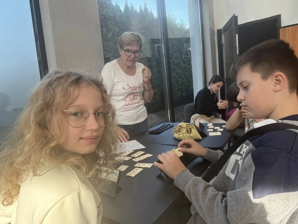 Zdjęcie nr 9 z galerii Rummikub łączy pokolenia – gra, która buduje mosty między ludźmi