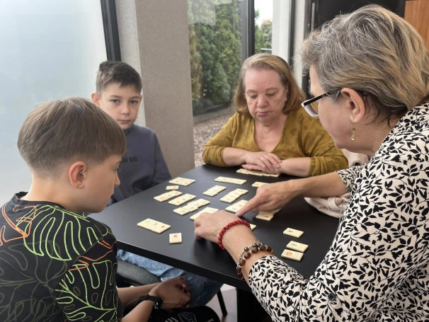 Zdjęcie nr 2 z galerii Rummikub łączy pokolenia – gra, która buduje mosty między ludźmi