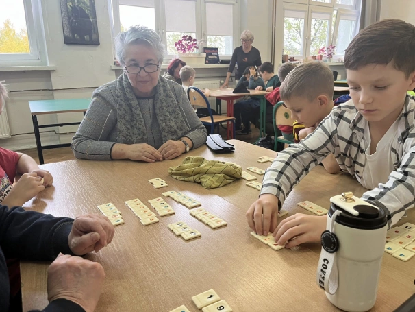Zdjęcie nr 6 z galerii Rummikub łączy pokolenia – gra, która buduje mosty między ludźmi