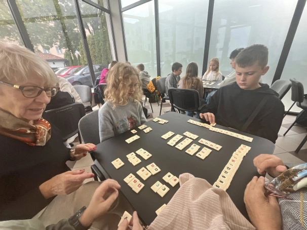 Zdjęcie nr 10 z galerii Rummikub łączy pokolenia – gra, która buduje mosty między ludźmi