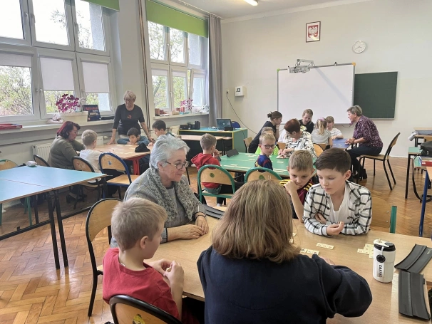 Zdjęcie nr 3 z galerii Rummikub łączy pokolenia – gra, która buduje mosty między ludźmi