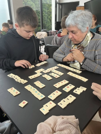 Zdjęcie nr 12 z galerii Rummikub łączy pokolenia – gra, która buduje mosty między ludźmi