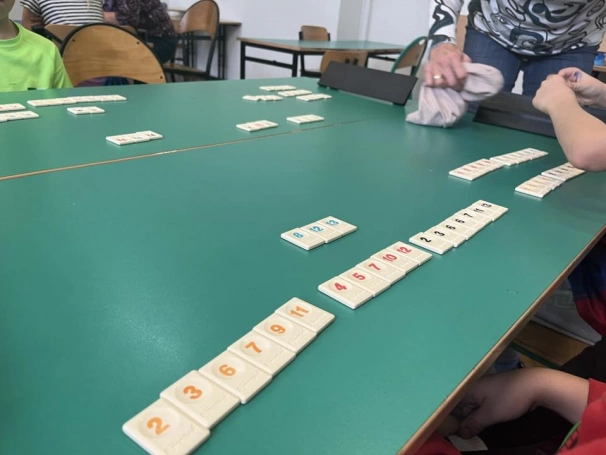 Zdjęcie nr 13 z galerii Rummikub łączy pokolenia – gra, która buduje mosty między ludźmi