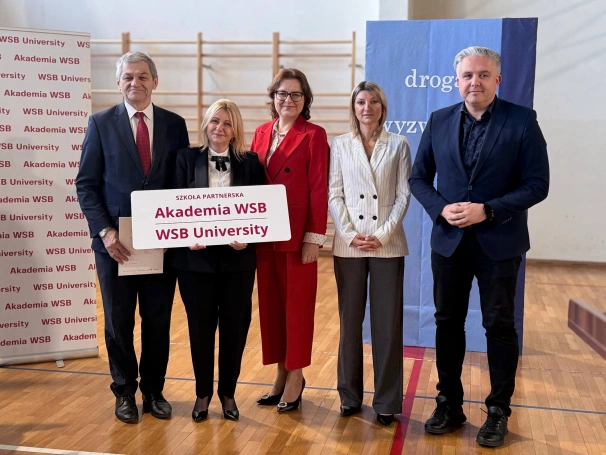 Zdjęcie nr 1 z galerii Akademia WSB obejmuje patronatem klasę z autorskim programem „Kompas Rozwoju”