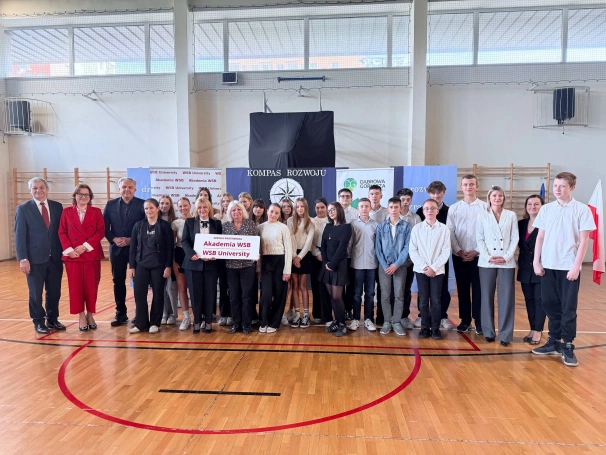 Zdjęcie nr 2 z galerii Akademia WSB obejmuje patronatem klasę z autorskim programem „Kompas Rozwoju”