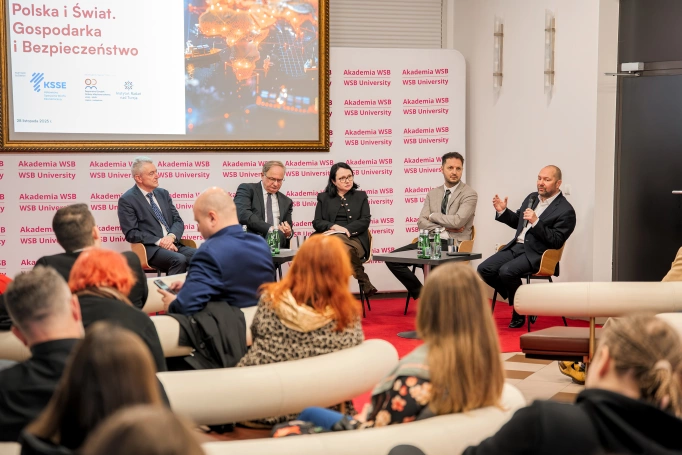 Zdjęcie nr 37 z galerii Międzynarodowa Konferencja Naukowa „Polska i Świat. Gospodarka i Bezpieczeństwo"