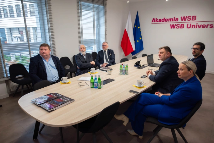 Zdjęcie nr 4 z galerii Jak mówić o złu i ludzkich wyborach? Spotkanie z Rafałem Grupińskim w Akademii WSB