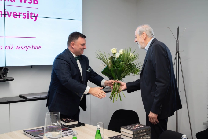 Zdjęcie nr 6 z galerii Jak mówić o złu i ludzkich wyborach? Spotkanie z Rafałem Grupińskim w Akademii WSB