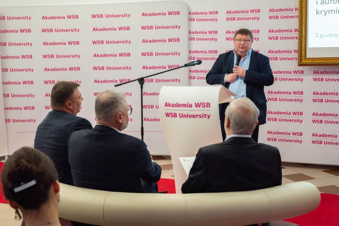 Zdjęcie nr 6 z galerii Jak mówić o złu i ludzkich wyborach? Spotkanie z Rafałem Grupińskim w Akademii WSB